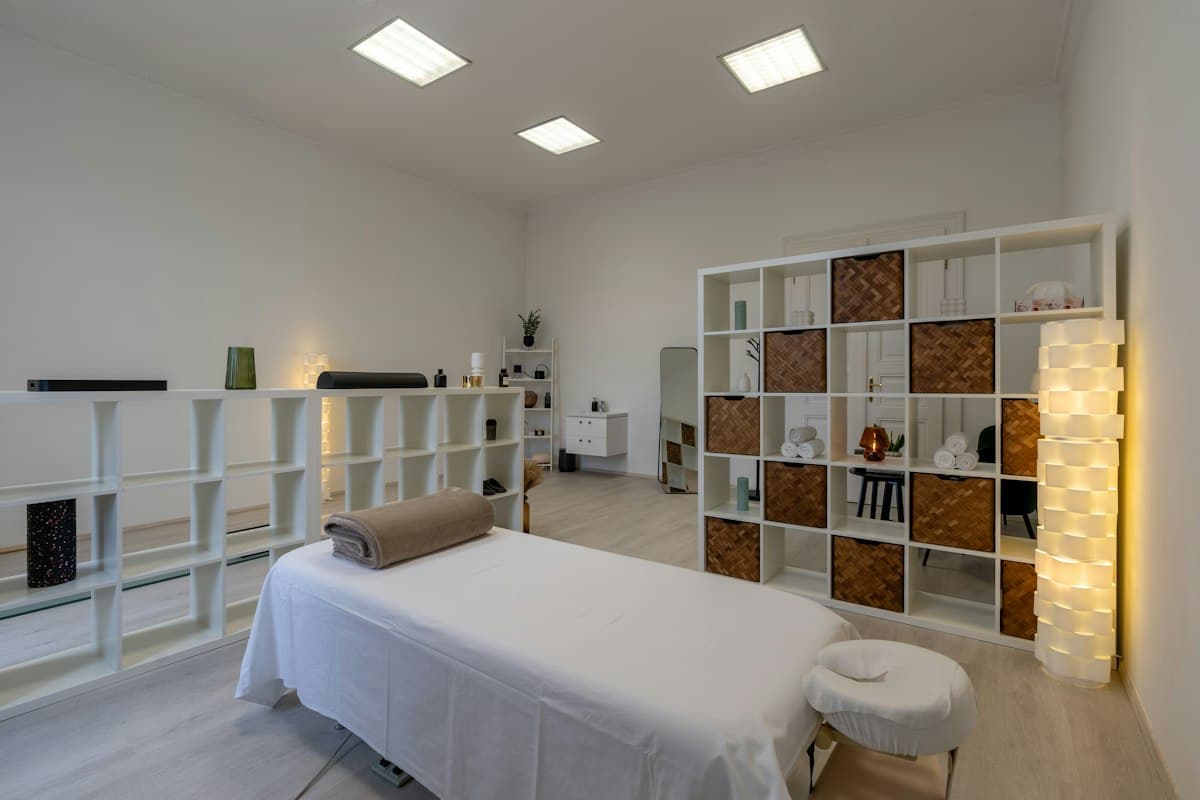 Illustration : salle de soins avec table.