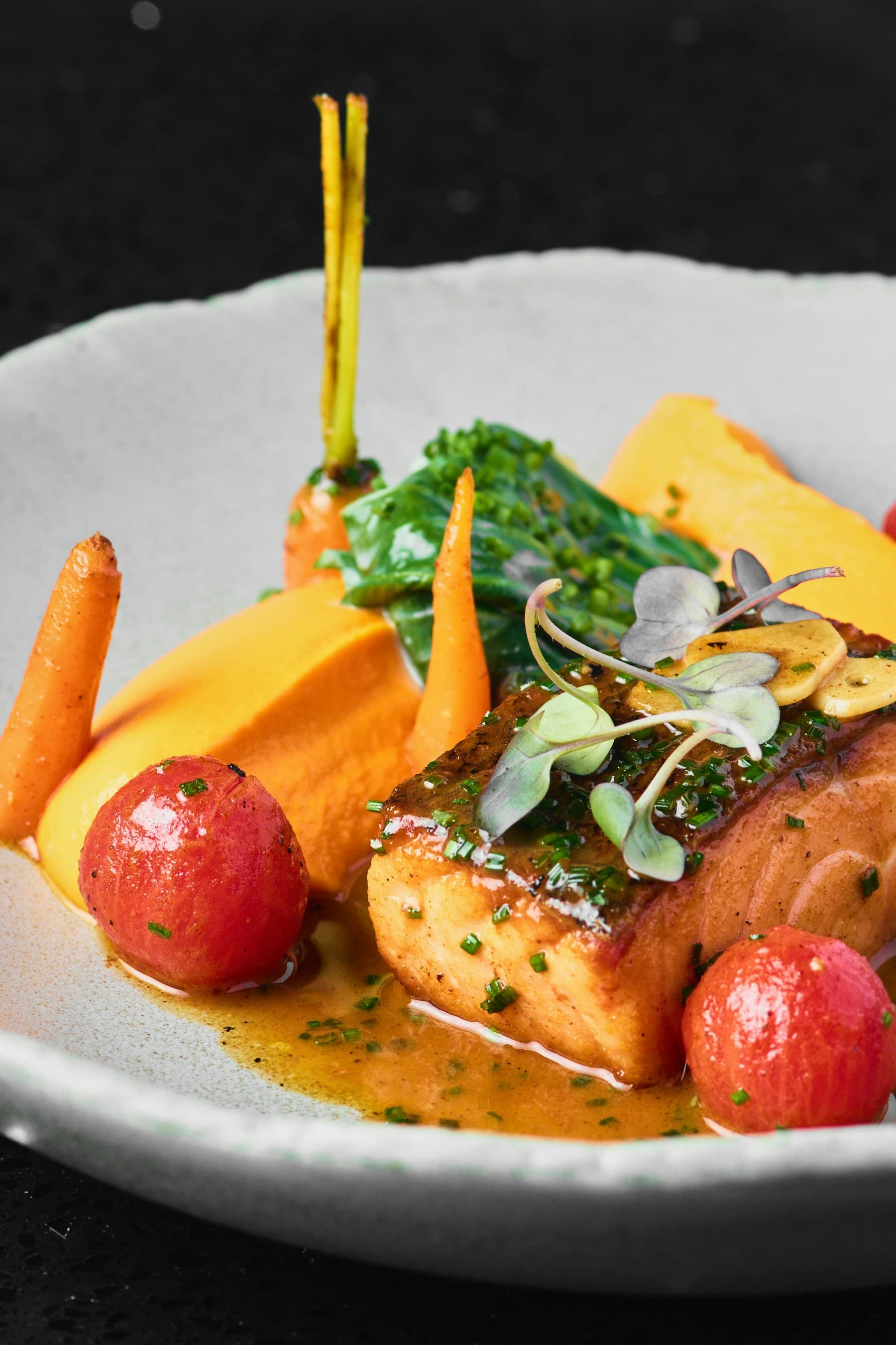 Saumon rôti et légumes, l'un des plats de la carte de démonstration