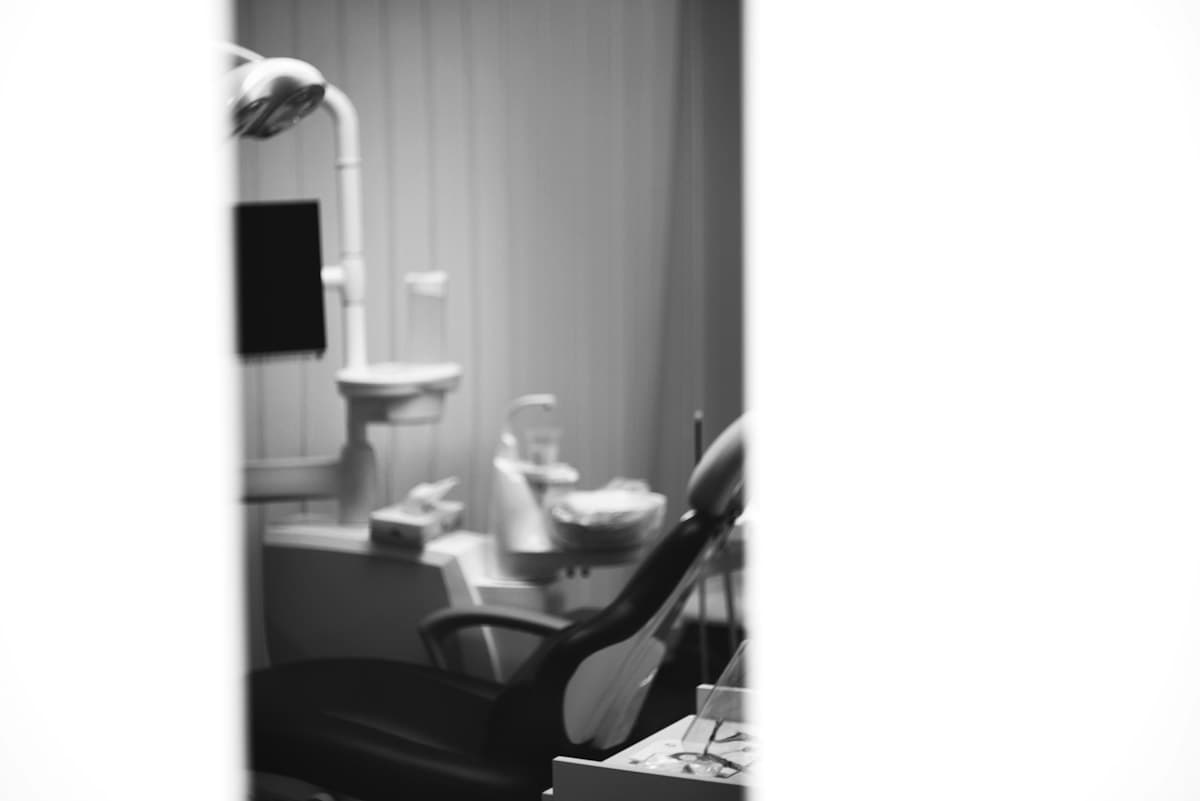 Illustration : fauteuil de soins dentaires.