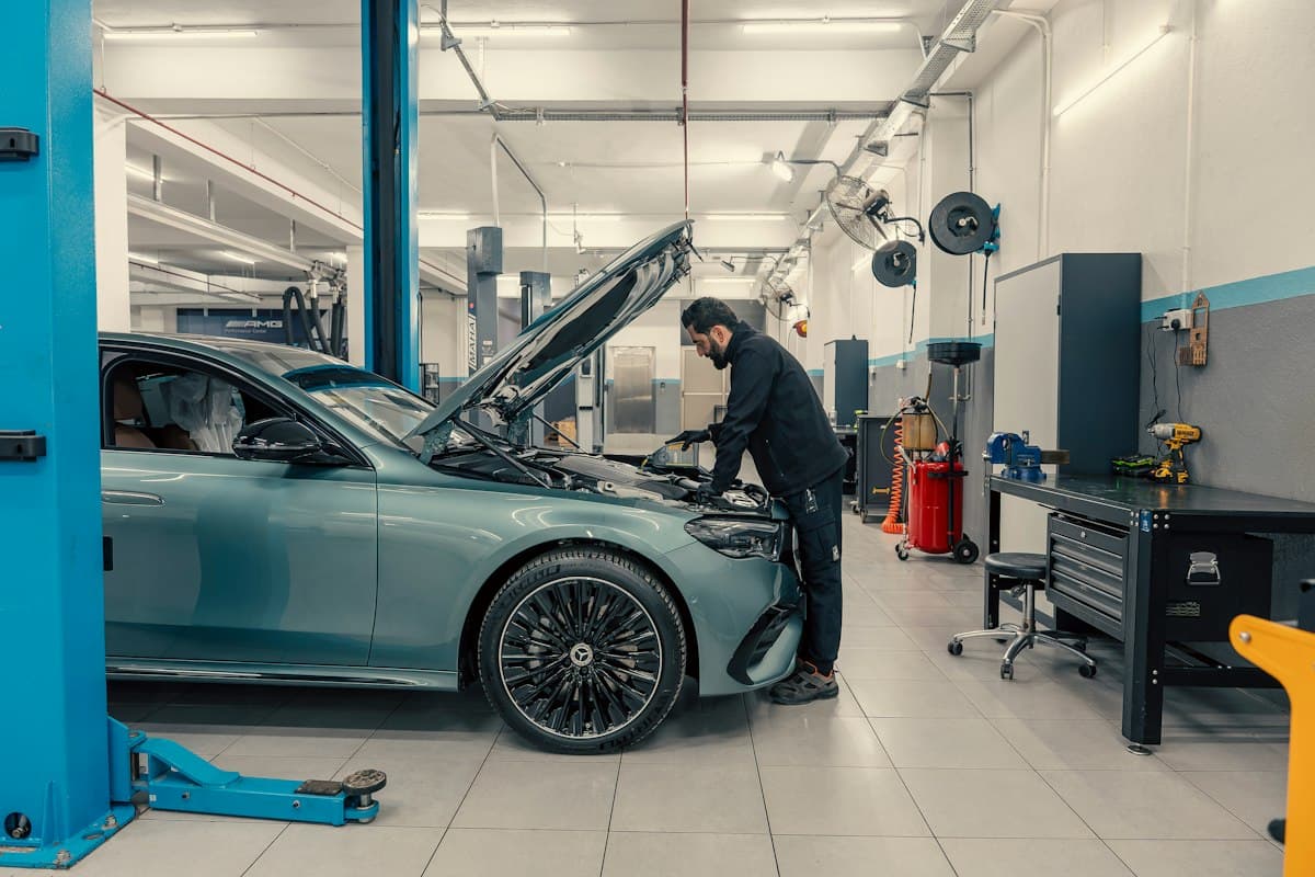 Illustration : mécanicien dans un atelier automobile.