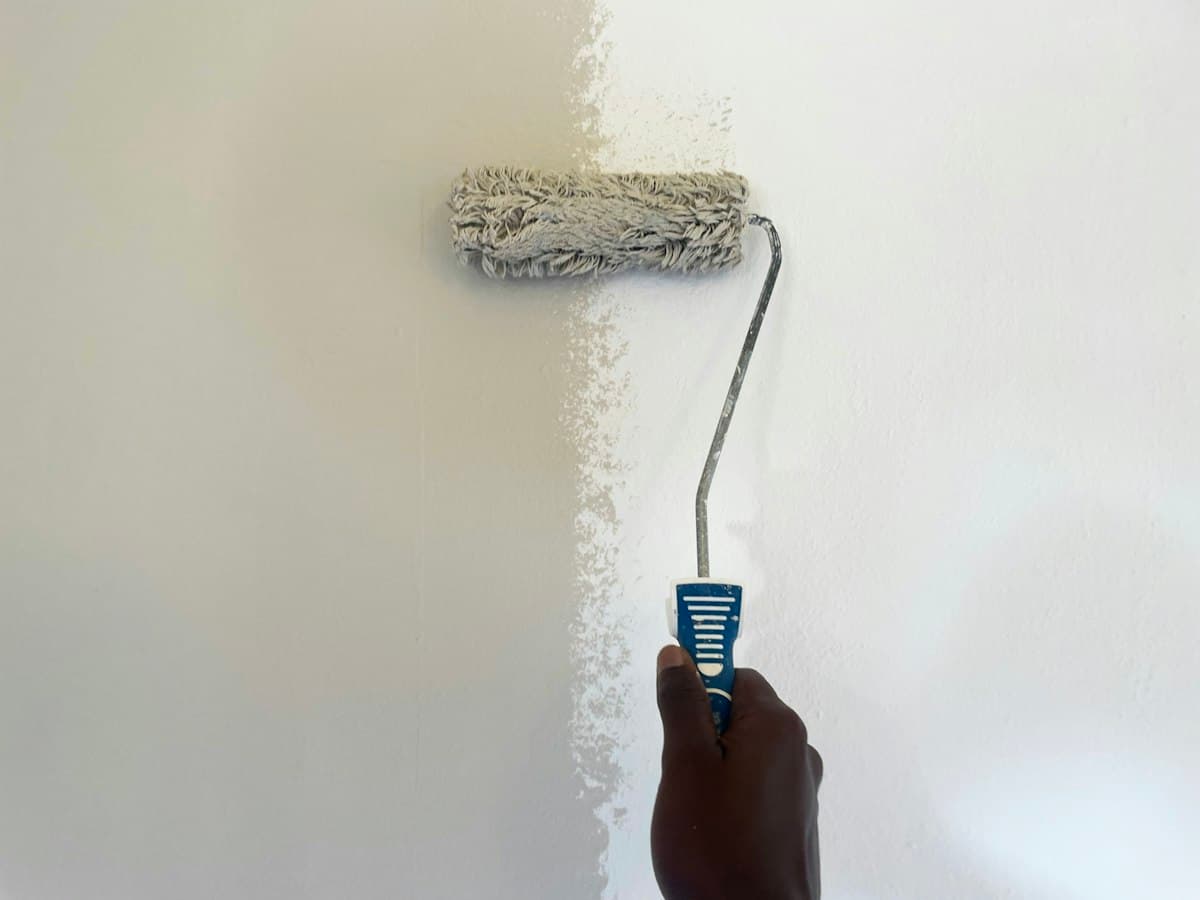 Illustration : peinture d'un mur au rouleau.