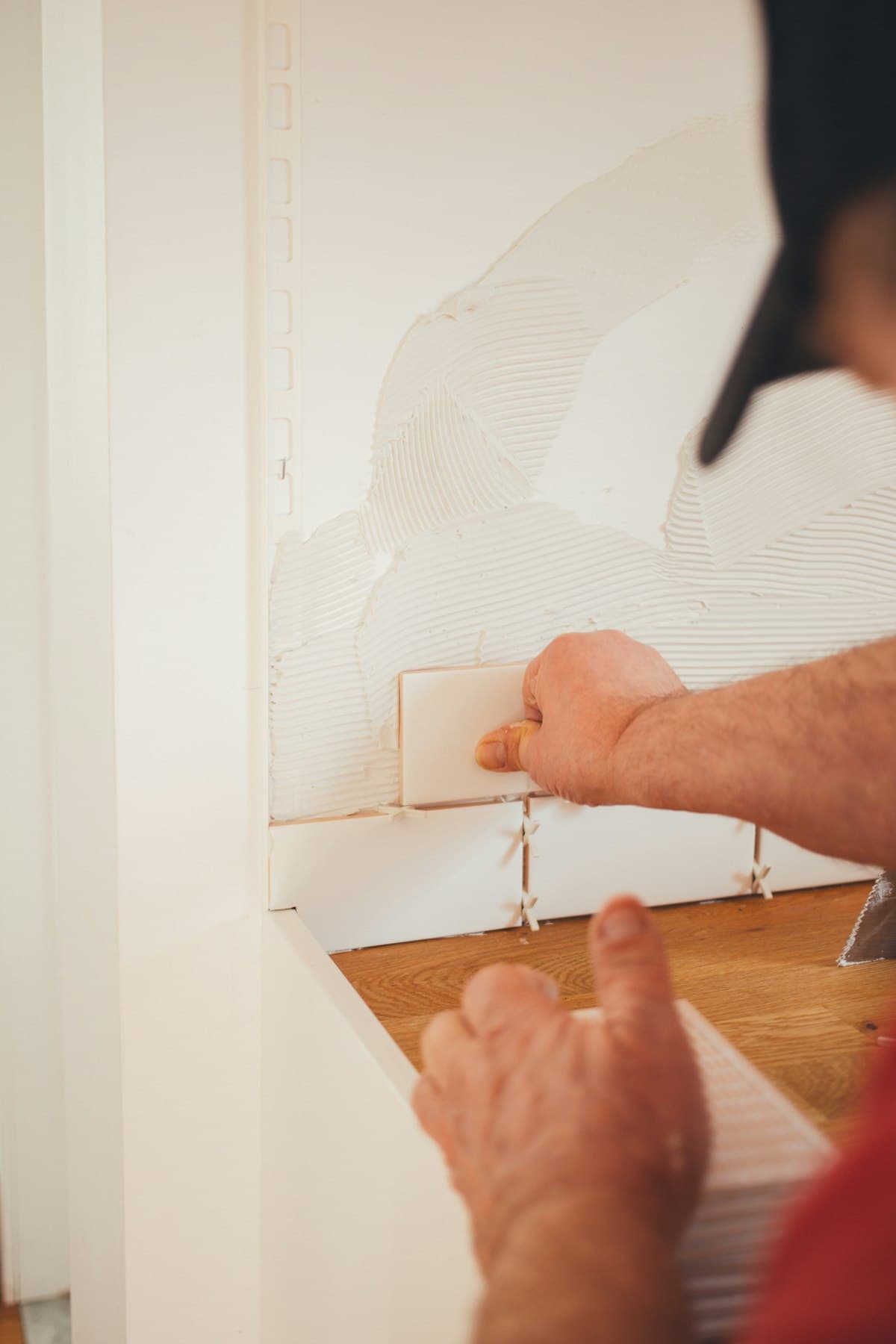Illustration : pose de carreaux sur un mur.