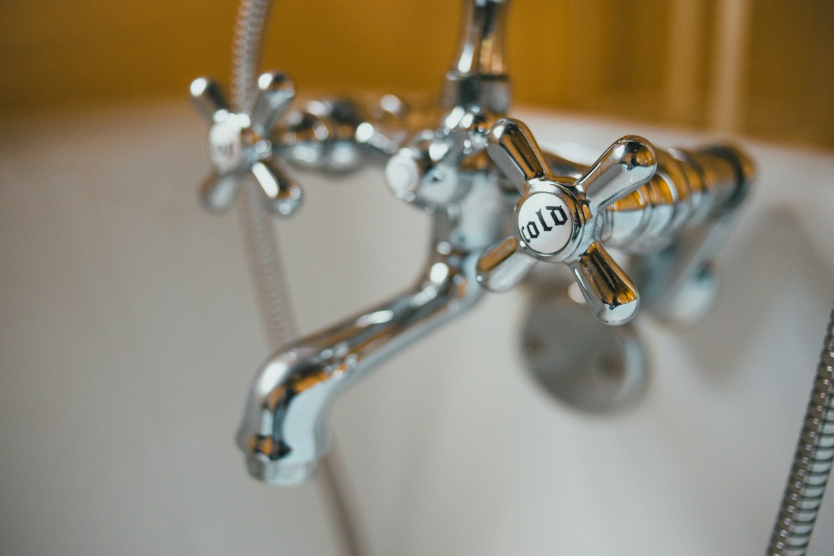 Illustration : robinet et douchette de baignoire.