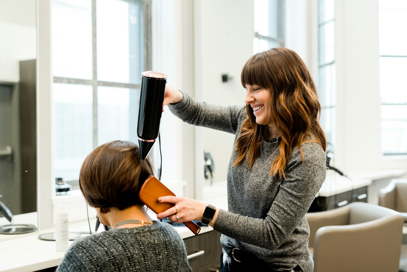 Illustration : coiffeuse au travail.